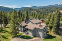 Amazing Views, Large Balcony, Hot Tub & Sauna, 3 beds, Cozy Condo in Big Sky!