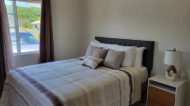 Charming 2-bedroom house with WiFi, AC in pleasant Discovery Bay Hoteles en Discovery Bay