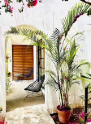 King Bed, A/C, Fast WiFi, Saltwater Pool, 12 minute walk to beach - "Gaia”