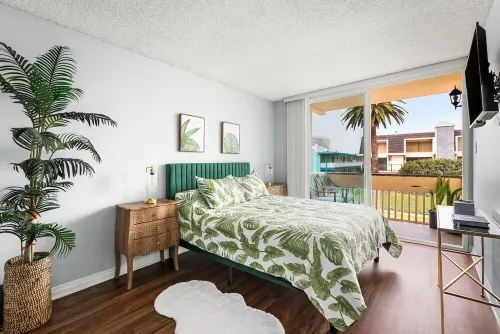 2-bedroom apartment in wonderful Redondo Beach with WiFi, pool, jacuzzi, gym,