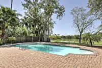 Pool & Hot Tub: Lakefront Harlingen Home - Swimmingpools