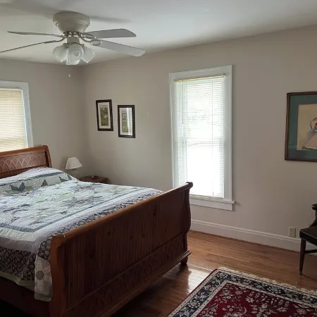 Charming 4-bedroom house with WiFi and AC in Branchport