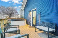 Renovated Bungalow - Downtown - HOT TUB -Dreamy Clawfoot tub! LUXURY!