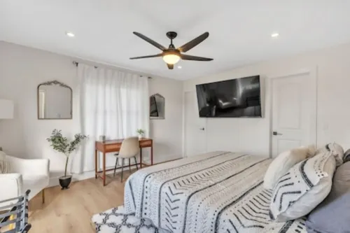 Luxury 4bed/4bath Near Beach with Private Yard and Pool