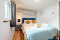 Beautifully Appointed Chalet Ideally located 5 min walk from beach & town centre