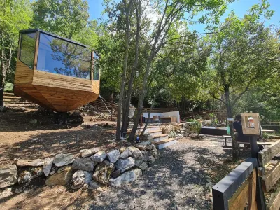 MONKEY MANSION - Luxurious treehouse with outdoor hot tub Hôtels à proximité de : Embassy of Canada