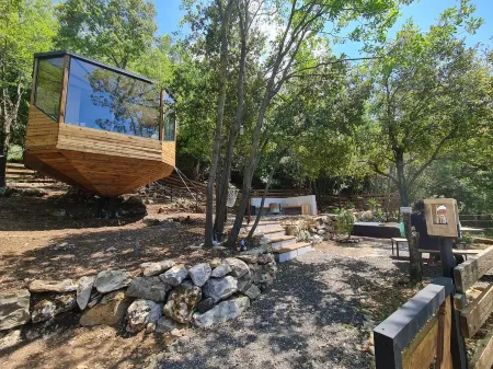 MONKEY MANSION - Luxurious treehouse with outdoor hot tub