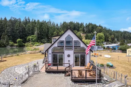 Sisters by the Sound by AvantStay Beach Access