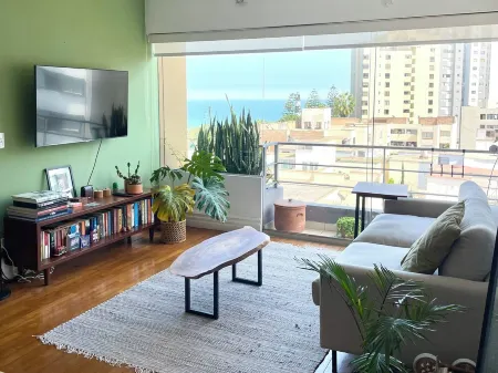 2-bedroom apartment with sea view. Great location and lot of natural light