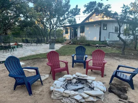 Secluded 3/2 farmhouse with scenic patio, wildlife on private acreage