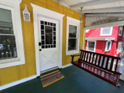 Charming 2-BRM Cottage in Tranquil Island Heights - Steps from the River