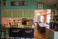 Family themed 6-bedroom house, Pikes Peak view, Hot tub, game room Các khách sạn ở Divide