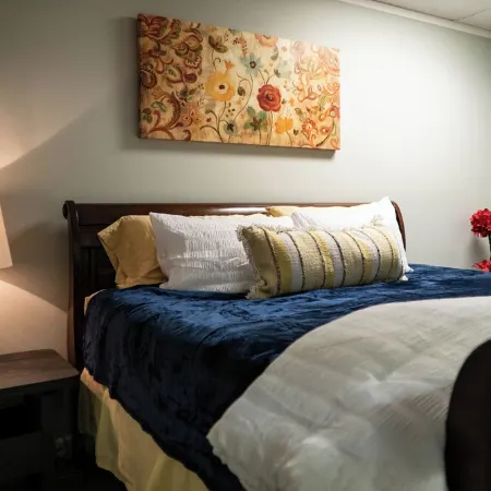 1-bedroom apartment, sleeps 4, in lovely Pilot Mountain-walk to Main st! Unit 2