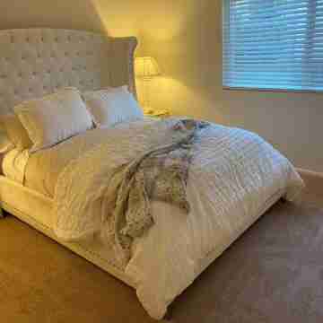 2-bedroom condo in Santa Clarita with WiFi, AC. Rooms