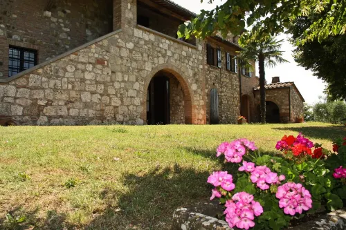 Farmhouse Apt. 2-4-6-8 persons with Pool and Park Hotels in Cetona