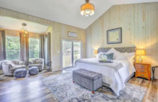 Heart of the Hocking Hills centrally located to hiking trails, lake and shopping