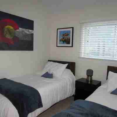 Renovated Condo, Avon Colorado, River Views and walk to Beaver Creek Shuttle Rooms