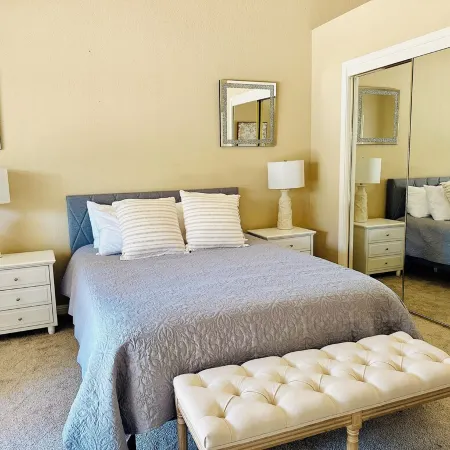 Charming 3-bedroom bungalow with WiFi and AC in delightful Folsom Hotele w: Folsom