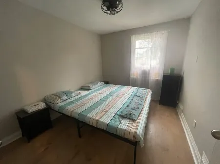 3-bedroom Home with huge backyard in Yonge. 15 minutes to Finch Subway Отели рядом с достопримечательностью «Блэк Крик Пайонир Виллидж»