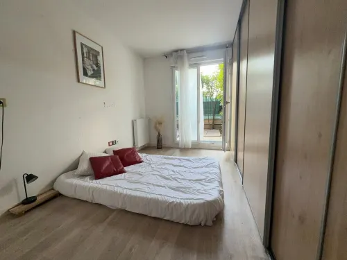 Charming two-room apartment with large terrace. Secure, quiet residence.