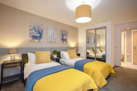 2BR Stylish Apt with Free Parking & nearby Subway Отели рядом с Аэропорт Глазго Прествик