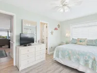 Hangin' at Holden: Ocean View, Pet-Friendly, 3BR/3BA Beach Home Steps from Sand Hôtels à : Lockwoods Folly