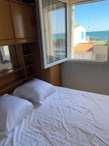 Apartment facing the beach