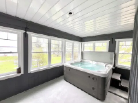 Stunning 4 Season Family Friendly Lake House with Hot Tub