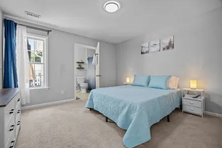 Charming 2-bedroom townhome in Wake Forest with assigned parking Отели рядом с достопримечательностью «Page 158 Books»