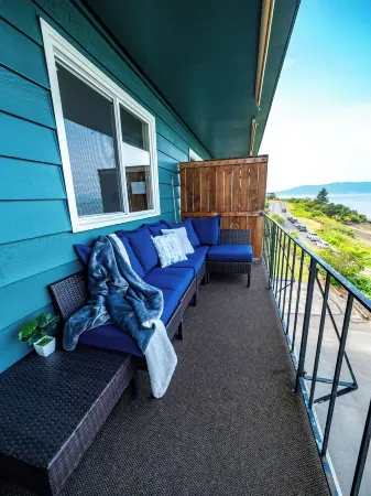 Bayside Apartment #5- Top Floor Waterfront Views above Boulevard Park