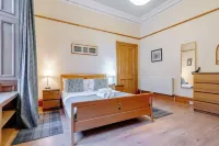 beautiful- spacious ground floor newington flat Hotels in Newington