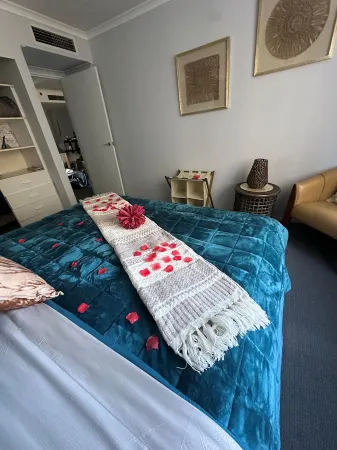 Charming to the Max with aircon in vibrant Haymarket Отели рядом с достопримечательностью «Парк Белмор»