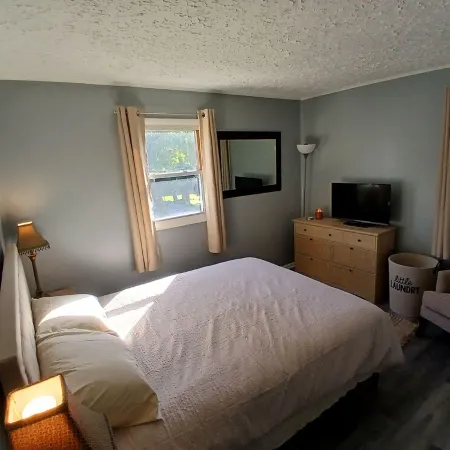 Charming 2-bedroom house, quiet neighborhood, Lansing with WiFi