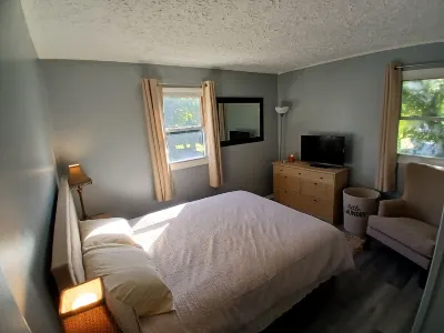 Charming 2-bedroom house, quiet neighborhood, Lansing with WiFi Hotel in zona Lansing's First Capital Building