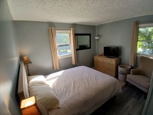 Charming 2-bedroom house, quiet neighborhood, Lansing with WiFi Hotels in Lansing