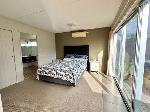 Private and Spacious House - 4 double Bedrooms, Private Spa Hotels in Whangamata