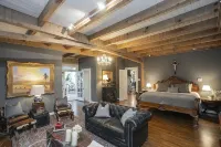 La Pearla Ranch Nashville, 7 bedroom, 8 bath, 9500 sf Log Mansion with pool