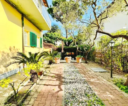 Elegant Villa Apartment with Garden – Just Steps from the Sea – Forte dei Marmi Отели рядом с достопримечательностью «Bagno Angelo»