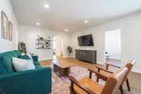 Urban 3BR 7-mins to Oakland Airport Hotels in San Leandro