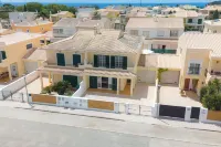 Spacious Villa - Walk to Beach & City Center