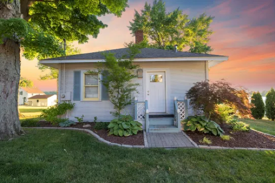 Tranquil Beachfront Escape with Jacuzzi and Lake Views - Charming Hideaway