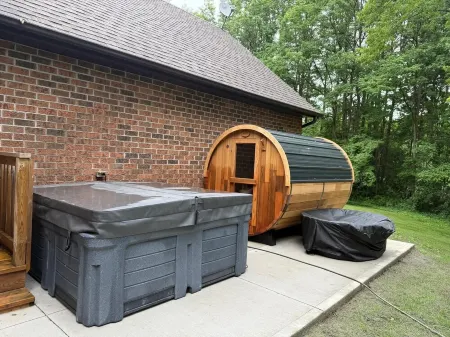 4BR Luxury cottage on 5 acres in King City W/hot tub, sauna, fire pit &pond. Отели рядом с достопримечательностью «Aurora»