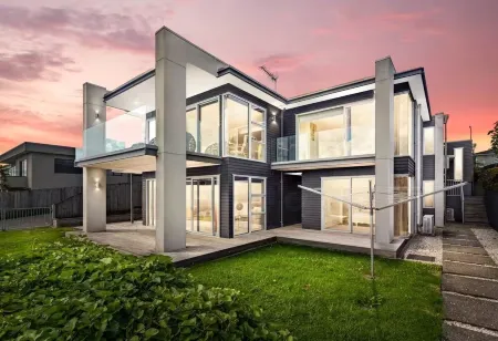 East Nest Home stay Отели рядом с достопримечательностью «Колледж Маклинс»