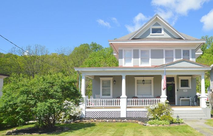 4-bedroom house in historic Berkeley Springs with AC, WiFi & Hot Tub