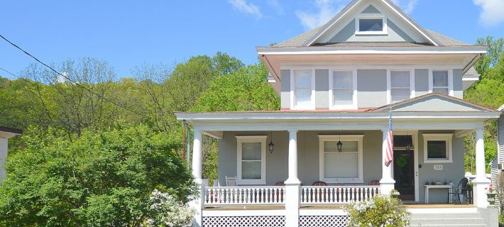 4-bedroom house in historic Berkeley Springs with AC, WiFi & Hot Tub Hotels in Morgan County