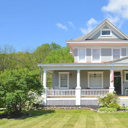 4-bedroom house in historic Berkeley Springs with AC, WiFi & Hot Tub