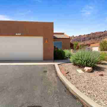 Slick Rock Sanctuary-Charming 3-bedroom 2 1/2 bath townhome. Master on Main Hotel Exterior