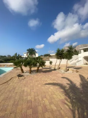 Villa with pool consisting of two apartments 500mt from the beach magaggiari