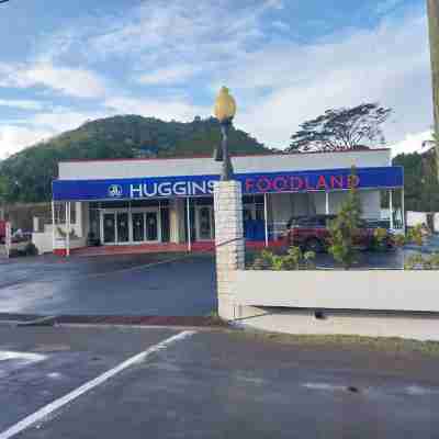 Hilltop Manor - Charming 2-bedroom Flat with AC, WiFi Hotel Exterior