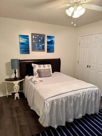 3-bedroom townhome Destrehan neighborhood just 10 minutes from NOLA airport.